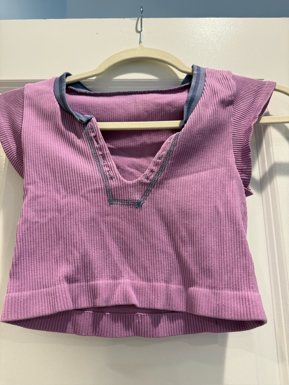 Out from Under Lilac/purple cropped v-neck tank top XS/S